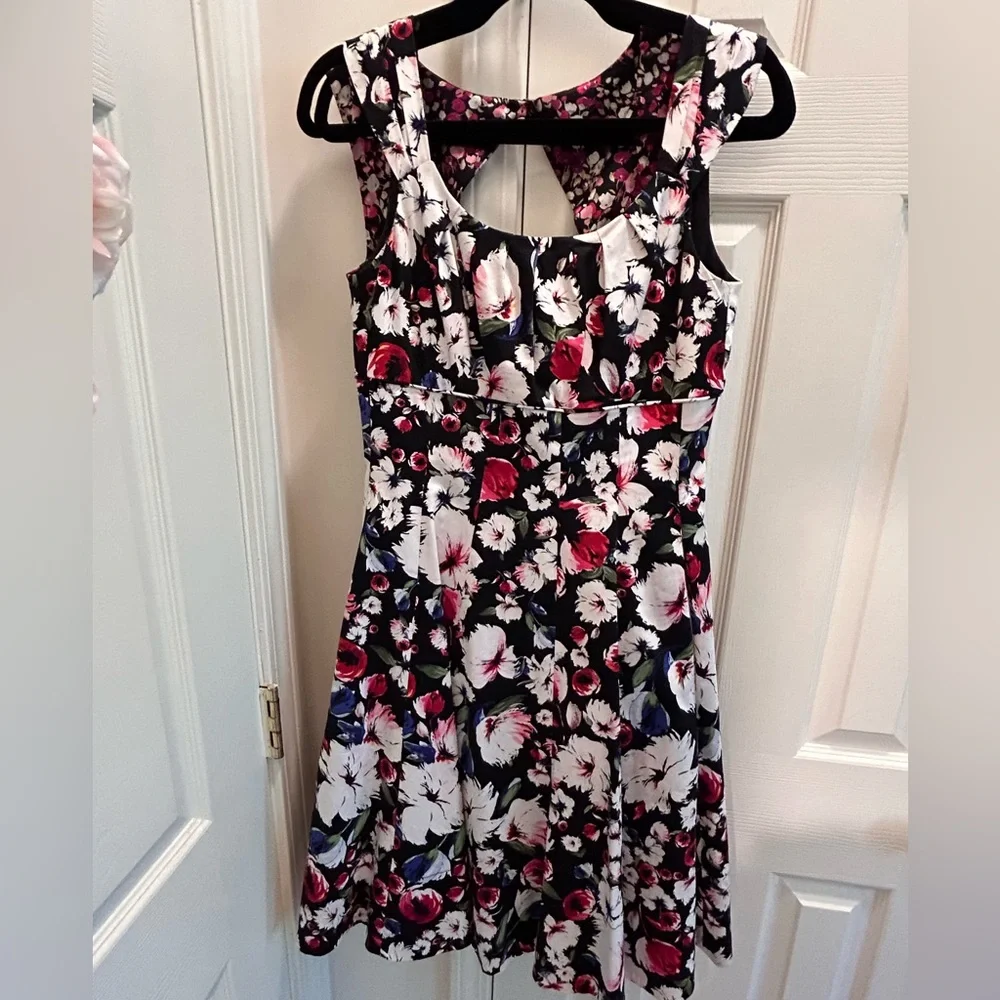 White House Black Market fit flare midi dress Floral Sz 4 Pockets - Picture 2 of 11
